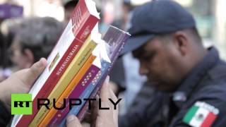 В Мексике писатели возглавили демонстрацию в поддержку проведения книжной ярмарки
