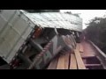 Ponte não aguenta peso e cai durante travessia de Carreta - YouTube