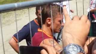 Francesco Totti con i tifosi della Roma - Riscone di Brunico 15 luglio 2013