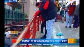 Peatones en riesgo por hielo en puente peatonal