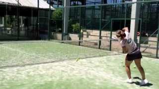 Carolina Navarro Sacándola por 3!! Padel