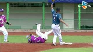 20130811 CPBL 猿VS犀牛 2下 陳凱倫正面衝擊石志偉 相撞倒地退場休息