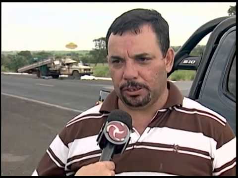 Homem morre em acidente envolvendo carreta carregada de abelhas
