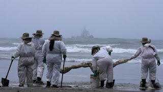 طواقم-التنظيف-تعمل-على-تطهير-الشواطئ-من-النفط-المتسرب-في-سواحل-بيرو