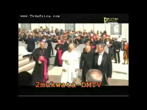 Pape Francois a bénir Olive Lembe na Vatican