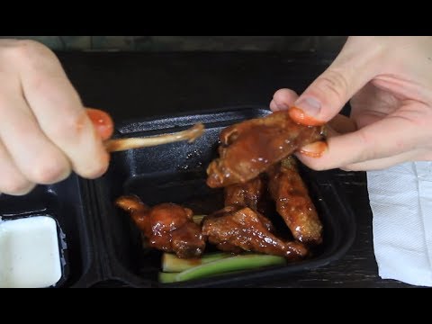 cara makan sayap ayam yang benar.. :)