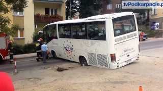 SANOK Pod autobusem zapadł się chodnik