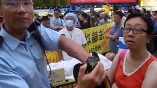 Hong Kong Police refuses to reason with woman