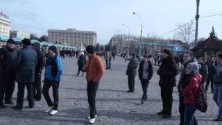 23.02.14 - в Харькове 3000 человек защищают памятник Ленину и продолжают стоять