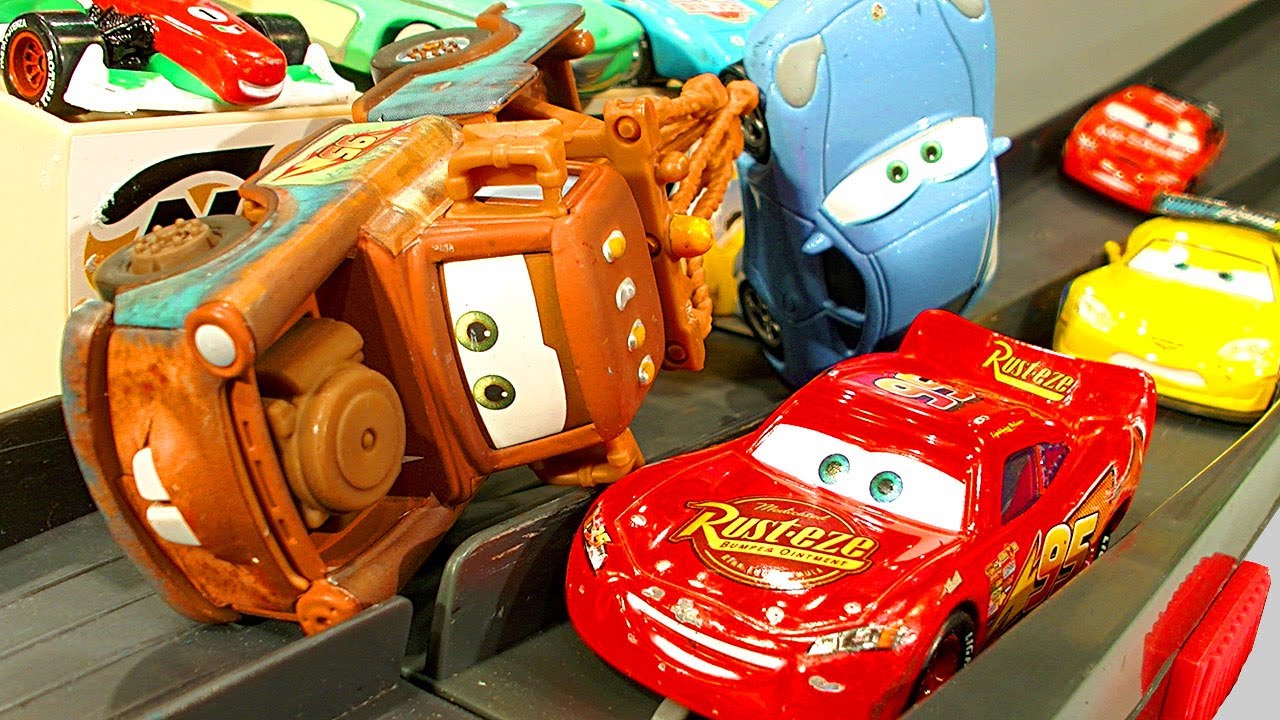 Cars Piston Cup 500 Lightning McQueen & Mater Races Crashes Smashes