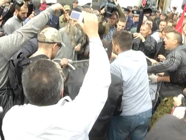 Украинские радикалы запихнули депутата в мусорный бак Украинские радикалы запихнули депутата в мусорный бак