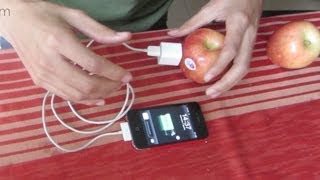 Cargando mi celular con fruta (manzanas y melón)