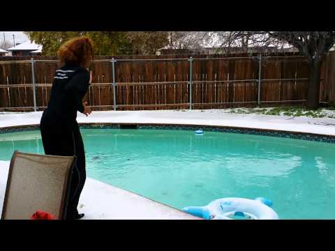 Kelsi jumps in the pool at 30Â°