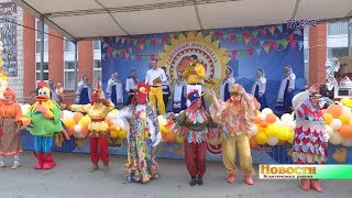 Кормили гигантской колбасой, давали подержать живых цыплят и разыграли холодильник, набитый продуктами, на районном фестивале «Золотой гребешок»