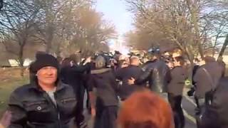 15.04.14 - Краматорск. Жители блокируют воинскую часть и гонят генерала СБУ Крутова