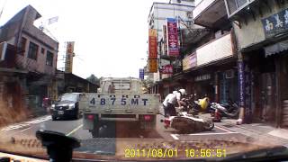 20130622 中午 13:00 汐萬路一段,逆向違規跨越車道又完全不看路況突然迴轉,給後面的警察機車撞到!