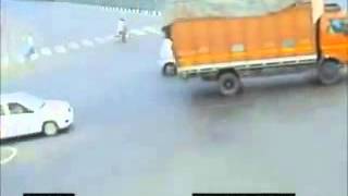 Road Accidents in Delhi caught by live CCTV camera