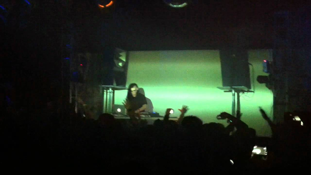 Skrillex - Welcome to Jamrock @ Dim Mak Studios - YouTube