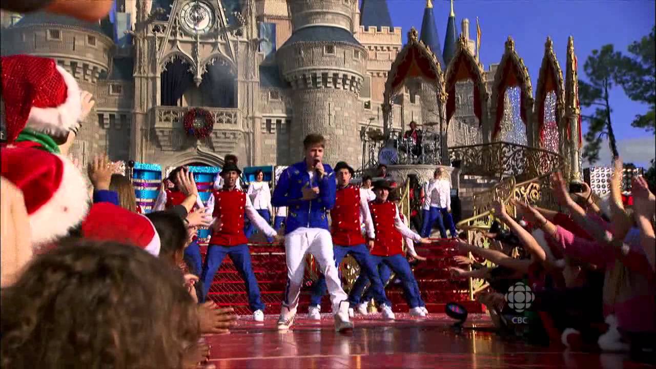 Justin Bieber - Mistletoe. Disney Christmas Parade 2011 - YouTube