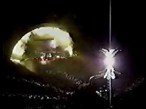 Pink Floyd - Comfortably Numb - Giants Stadium 1994. - YouTube