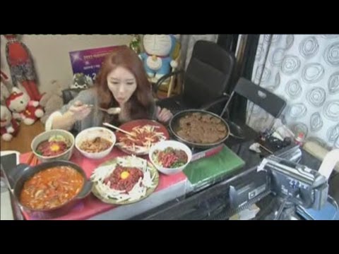 Девушка зарабатывает едой на камеру
