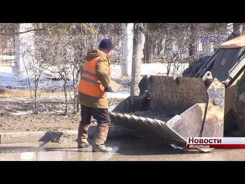 В пыльный четверг коммунальщики чистили дороги Искитима до захода солнца