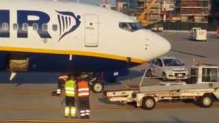 Luggage destruction in Bergamo airport IN RYANAIR SHARE ! SHARE !