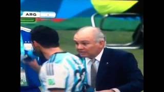 Lavezzi le tira agua a Sabella y lo moja. Burla o broma. Argentina 3 Nigeria 2. Mundial Brasil 2014