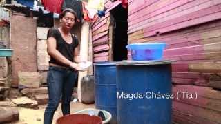 Haciendo tortillas niño huérfano costea sus estudios y ayuda a sus hermanos