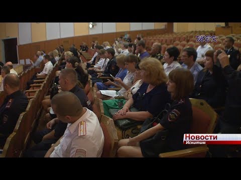 Искитимским полицейским вручили грамоты и благодарности в честь 300-летия российской полиции