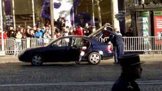 Chute de la République?  Chute d'un cavalier de la GR qui suivait Hollande le 11 nov 2013