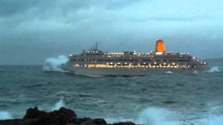 Trasatlántico ORIANA saliendo del puerto de Coruña en medio de temporal en la costa de nivel rojo