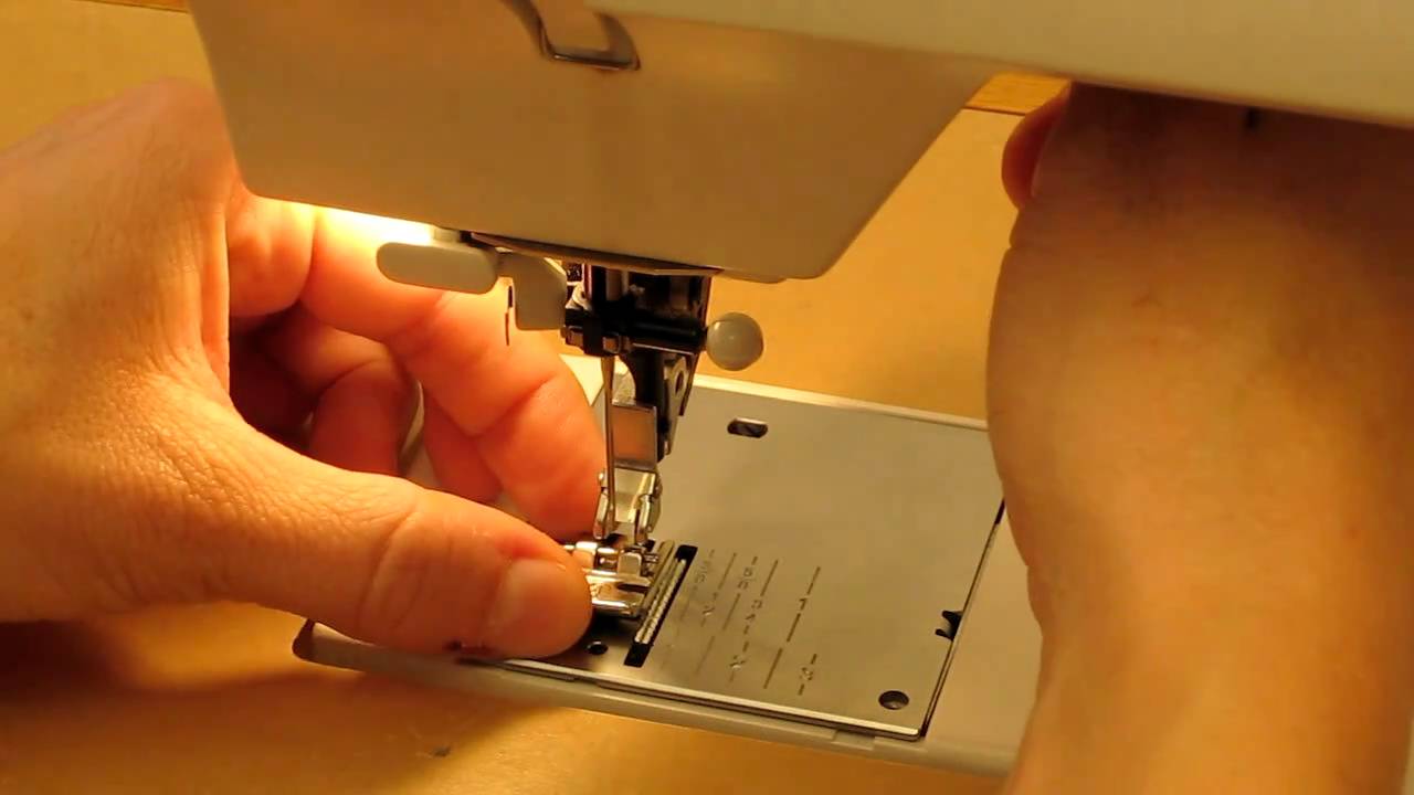 How to Change the Presser Foot of a Sewing Machine with a Snap