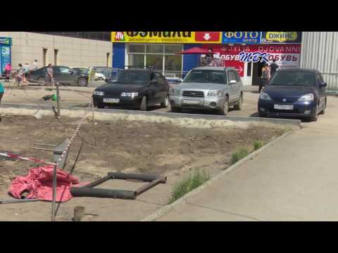 Спилили деревья перед одним из торговых центров в Бердске (подробности)