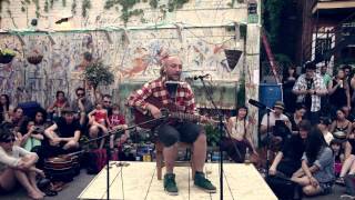 Bernard Adamus chante « Le scotch goûte le vent » dans la ruelle Modigliani