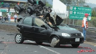 En Michoacán, Mueren en accidente de pipa, automovilistas y manifestantes de la CNTE