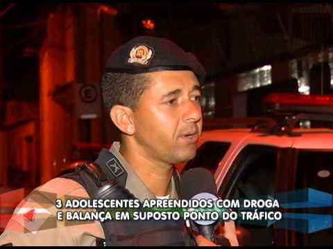 Três adolescentes são detidos com drogas e balança em biqueira