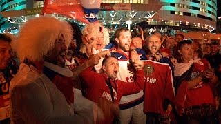 Российские болельщики празднуют победу сборной на чемпионате мира по хоккею