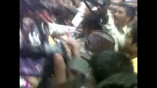 Amisha Patel mobbed.... slaps the groper !