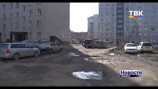В одном из дворов Бердска пешеходная аллея превратилась в ухабистую проезжую дорогу