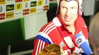 FC Bayern DFB-Pokalsieger 2014 - Pokalheld Robben beschützt die Trophäe