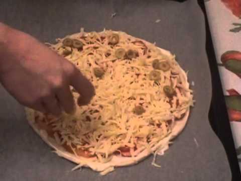 Пицца с сыром и сосисками