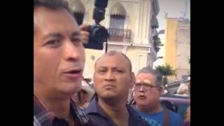 Trabajadores increpan a gobernador