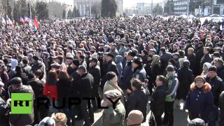 Тысячи людей пришли на пророссийский митинг в центре Донецка