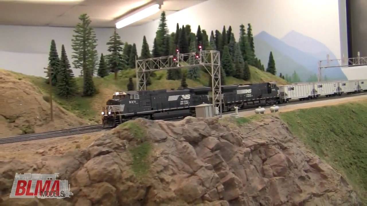 Awesome HO Scale NS TopGon Model Train Action in HD - OCT 2009 