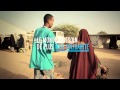 Un humanitaire aide des réfugiés