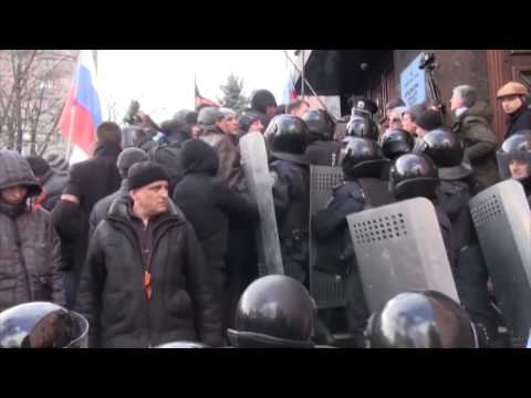 Pro-Russia Protesters Storm Prosecutor's Office in Donetsk