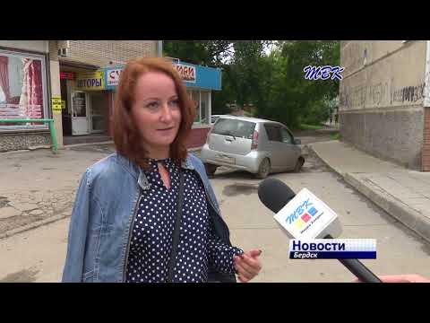В Бердске на улице Лелюха машина провалилась в открытый люк передним колесом
