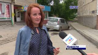 В Бердске на улице Лелюха машина провалилась в открытый люк передним колесом