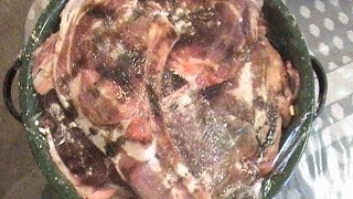 Como marinar carne de res para asar